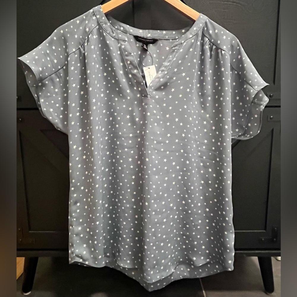 NWT - Banana Republic Factory, blue and white Star Print Top, size M - Picture 8 of 10